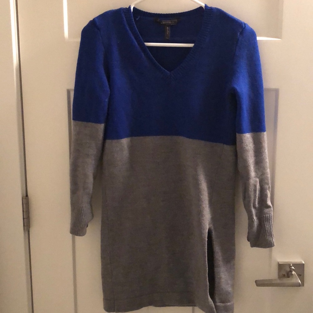 100% Merino Wool BCBG Vneck long sweater blue/grey